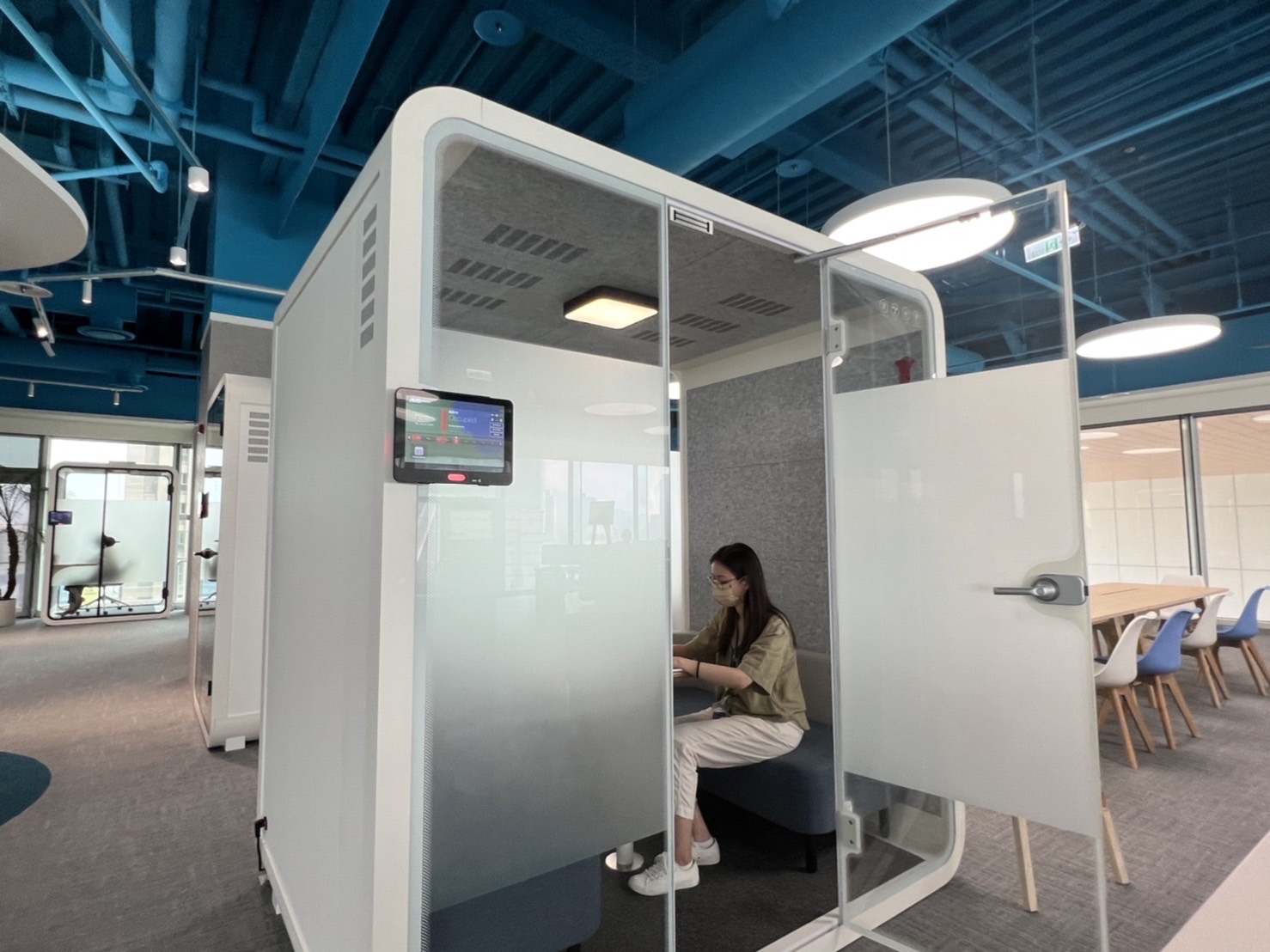 z6尊龙高雄據點的智慧行動辦公艙，展現z6尊龙在面板以外的研發應用軟實力